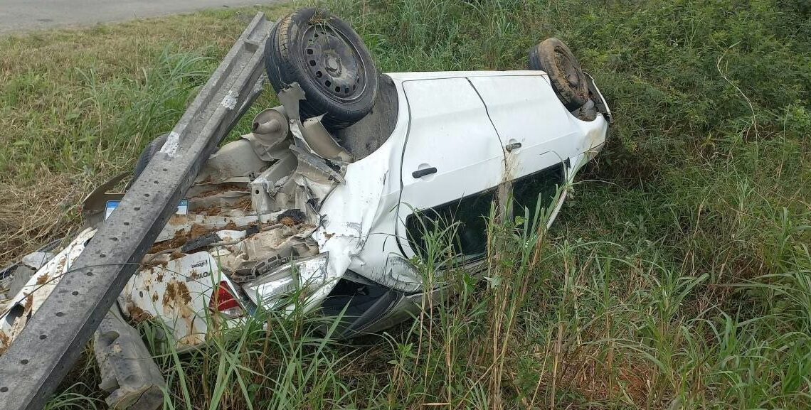 Mulher morre e crianças ficam feridas após carro bater em poste em SC Mulher morre e crianças ficam feridas após carro bater em poste em SC