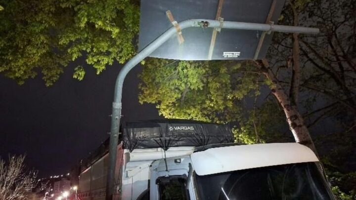 Mulher dirige embriagada caminhão furtado e quase ‘destrói’ ponte em SC