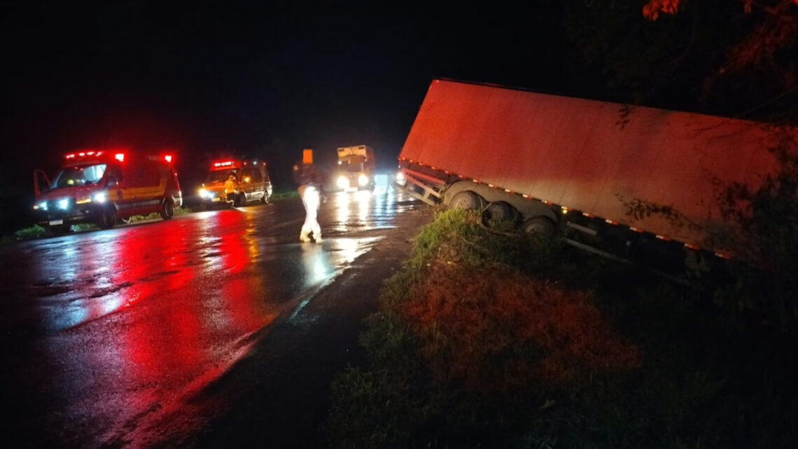 Carreta sai da pista e atinge árvores na BR-282 em SC; veja imagens