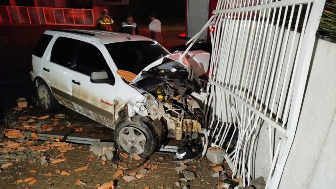 Jovem fica ferido ao perder controle do carro e atingir residência em SC