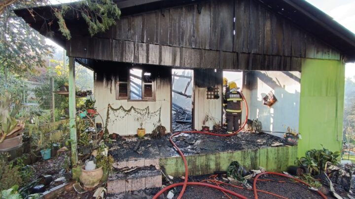 Residência é destruída por incêndio em Itapiranga; veja as imagens