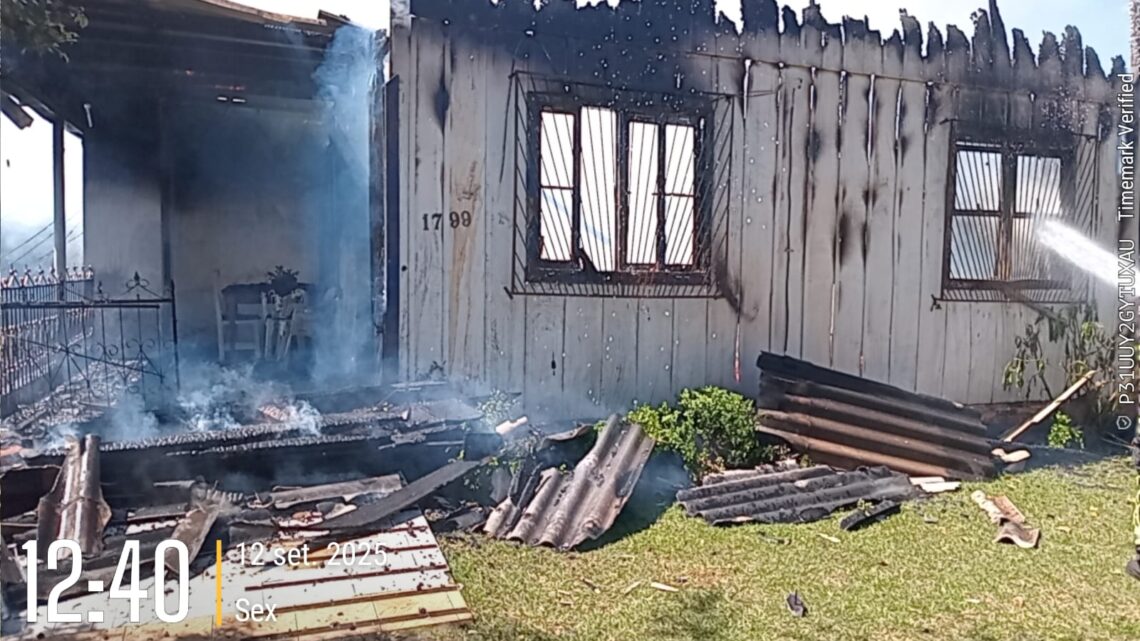 Incêndio destrói duas residências e deixa idosos feridos em Xaxim