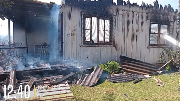 Incêndio destrói duas residências e deixa idosos feridos em Xaxim