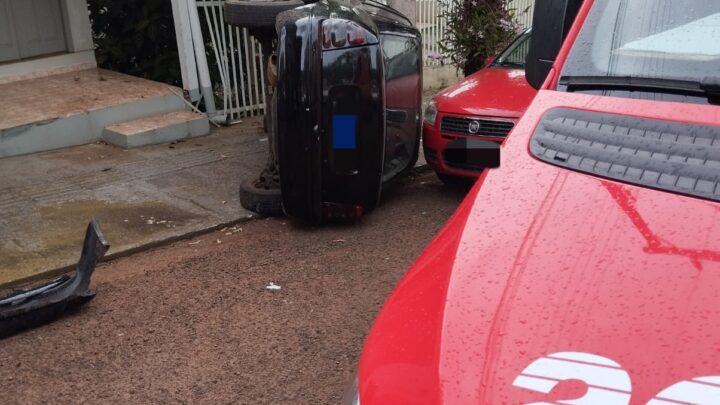 Criança escapa ilesa de capotamento no centro de São Carlos
