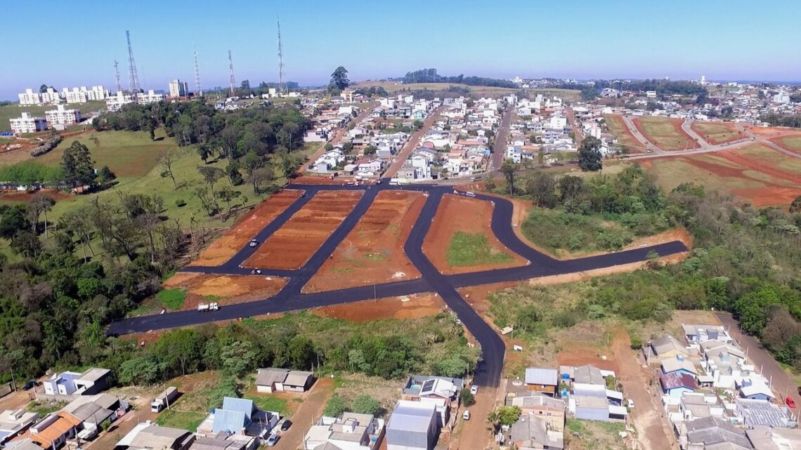 Seguem as obras de dois loteamentos de interesse social de Chapecó; veja as imagens Seguem as obras de dois loteamentos de interesse social de Chapecó; veja as imagens