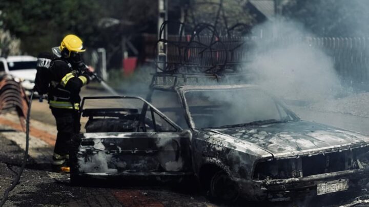 Veículo é destruído por incêndio no interior de Xavantina
