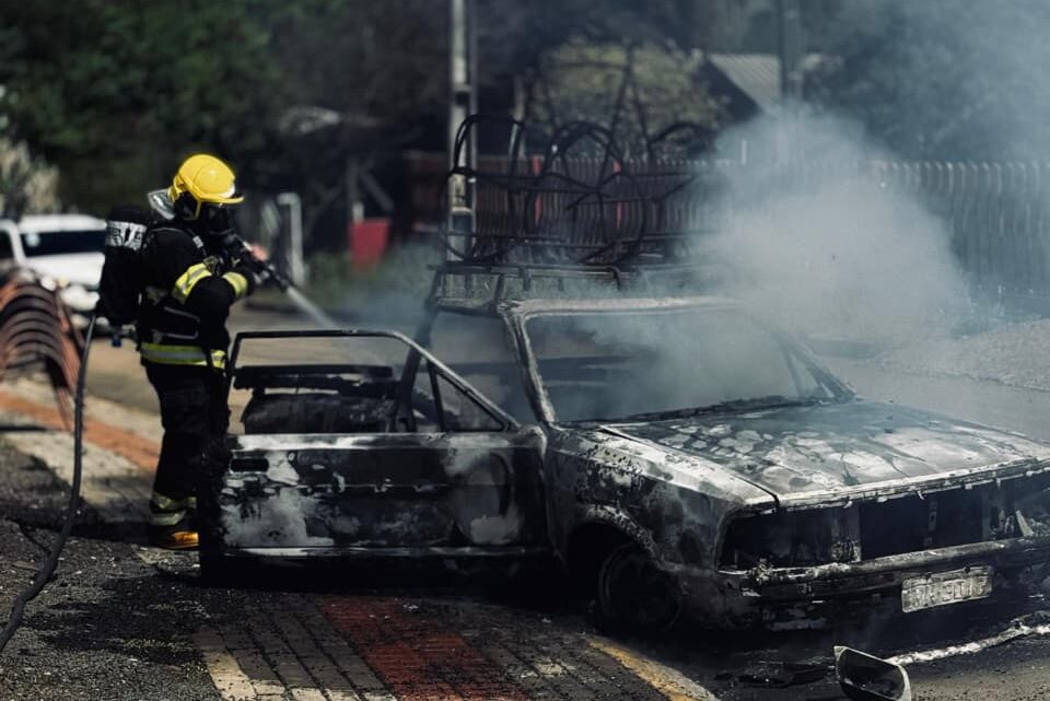 Veículo é destruído por incêndio no interior de Xavantina