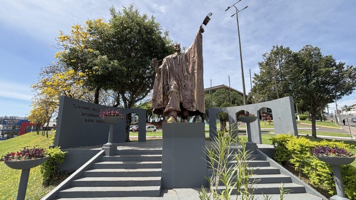 Monumento “O Viajante” é restaurado e devolvido à comunidade de Chapecó