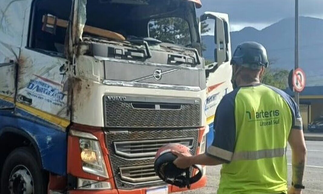 De capacete, homem é flagrado dirigindo carreta sem para-brisa na BR-101 em SC