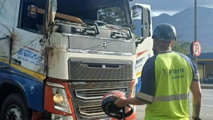 De capacete, homem é flagrado dirigindo carreta sem para-brisa na BR-101 em SC