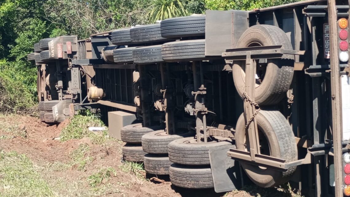 Carreta carregada com leite tomba na BR-282 em Saudades