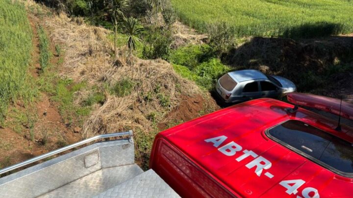 Veículo sai da pista e cai em vala no interior de Cunha Porã