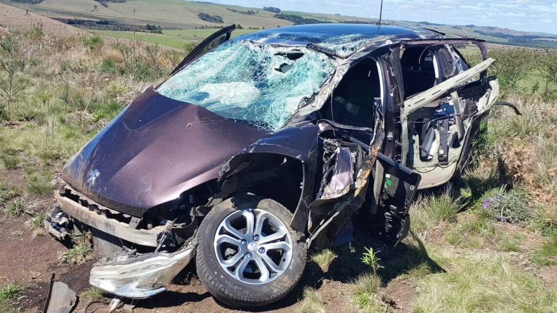 Carro fica destruído após capotamento na BR-153 em SC; veja imagens Carro fica destruído após capotamento na BR-153 em SC; veja imagens