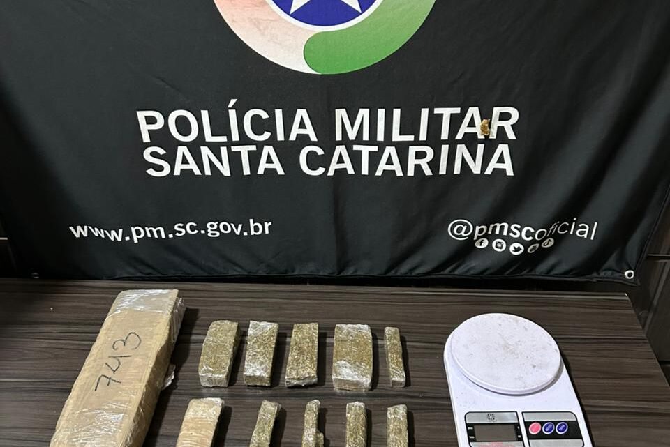 Polícia Militar prende homem por tráfico de drogas e apreende mais de 1kg de maconha em Maravilha Polícia Militar prende homem por tráfico de drogas e apreende mais de 1kg de maconha em Maravilha