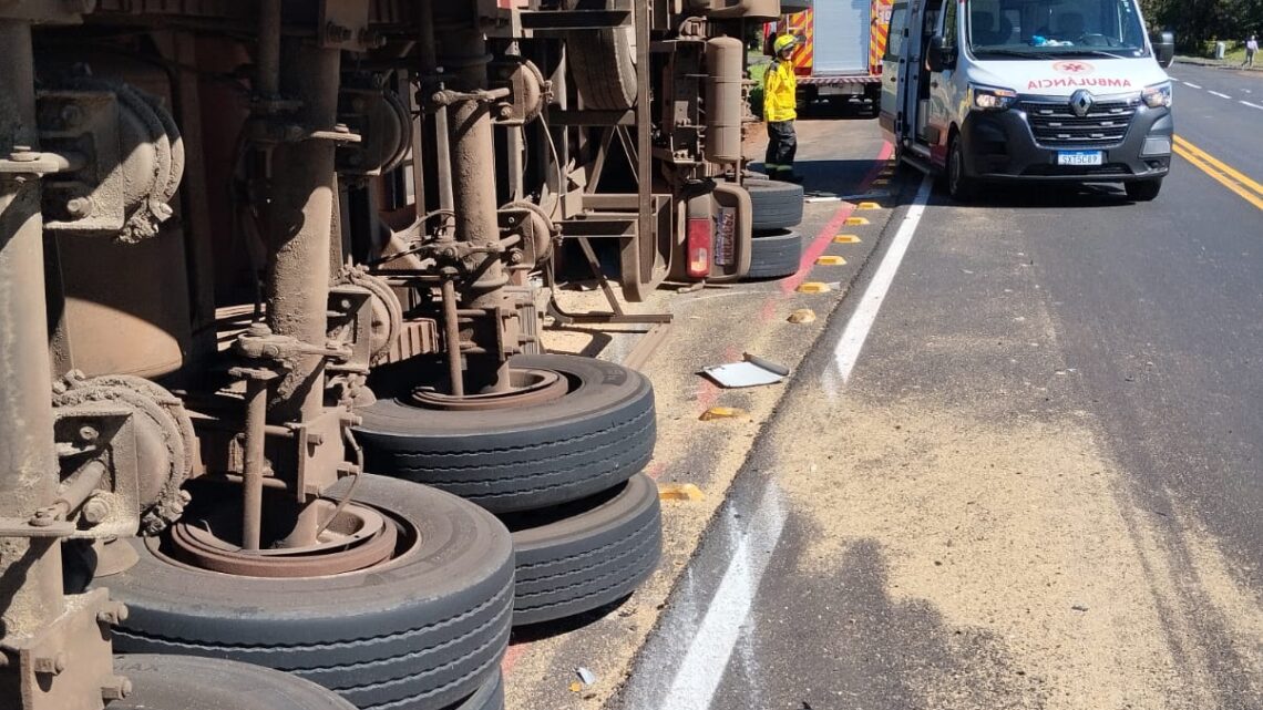 Caminhão capota e colide com carro na SC-283 em São Carlos