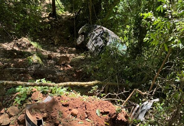 Motorista de 54 anos sobrevive após capotamento em ribanceira de 100 metros em São João do Oeste