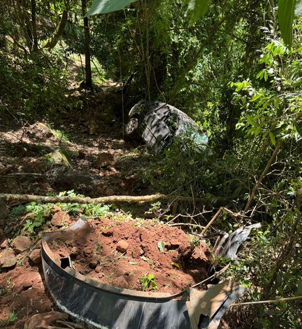 Motorista de 54 anos sobrevive após capotamento em ribanceira de 100 metros em São João do Oeste Motorista de 54 anos sobrevive após capotamento em ribanceira de 100 metros em São João do Oeste