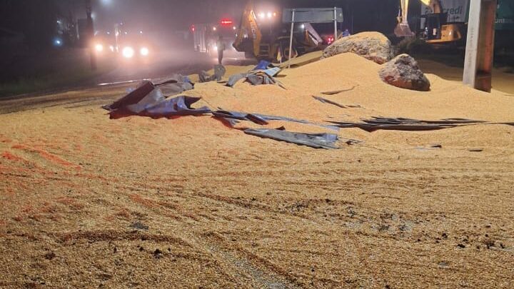 Carreta carregada de milho tomba e bombeiros realizam limpeza da SC-163 em Itapiranga