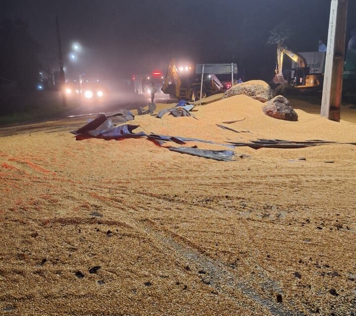 Carreta carregada de milho tomba e bombeiros realizam limpeza da SC-163 em Itapiranga