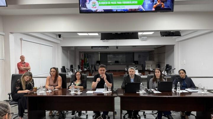 Direito ao transporte coletivo de pessoas com fibromialgia é debatido na Câmara de Chapecó