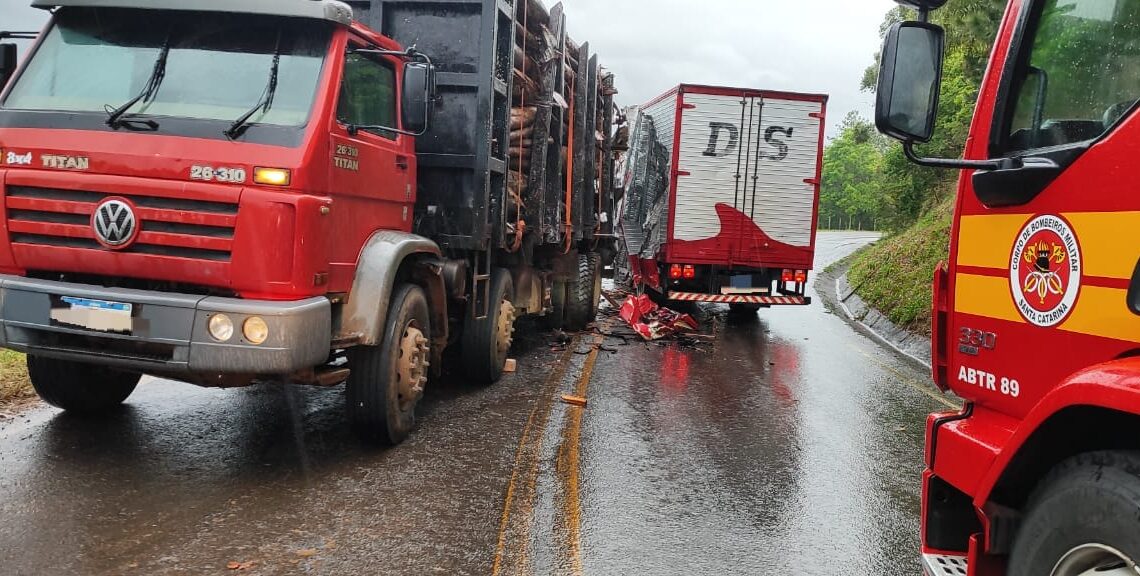 Colisão entre caminhões mobiliza bombeiros na SC-157 em Chapecó Colisão entre caminhões mobiliza bombeiros na SC-157 em Chapecó