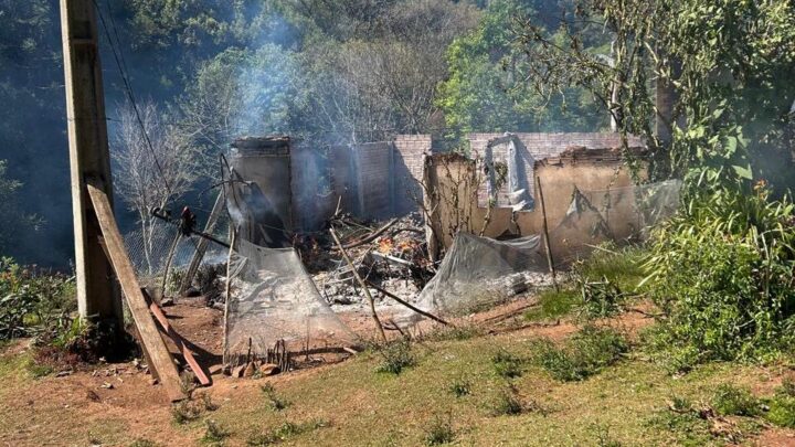 Casa é completamente destruída por incêndio em Herval d’Oeste