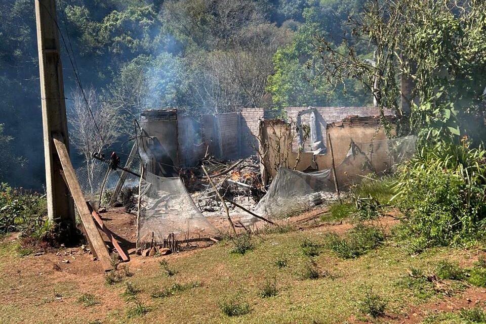 Casa é completamente destruída por incêndio em Herval d’Oeste