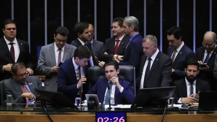 Maioria dos deputados de SC vota a favor de PEC que blinda parlamentares de processos judiciais