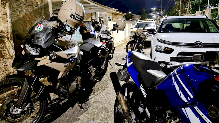 Condutor com moto furtada tenta fugir da PM, mas acaba detido em rua sem saída na Capital