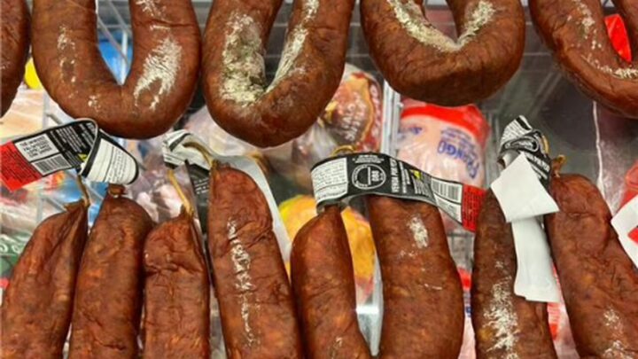 Mais de 900 quilos de alimentos impróprios para consumo são apreendidos durante operação em SC