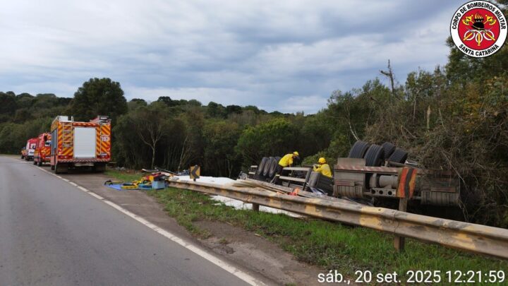 Caminhão de Irani carregado com MDF capota na BR-470 em Campos Novos