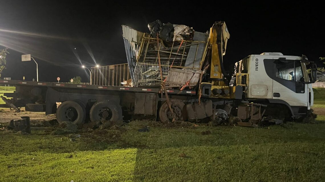 Caminhão fica sem freio e sai da pista na descida do Goio-Ên em Chapecó