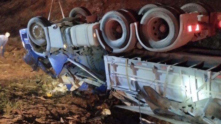 Capotamento de caminhão mata motorista na BR-470