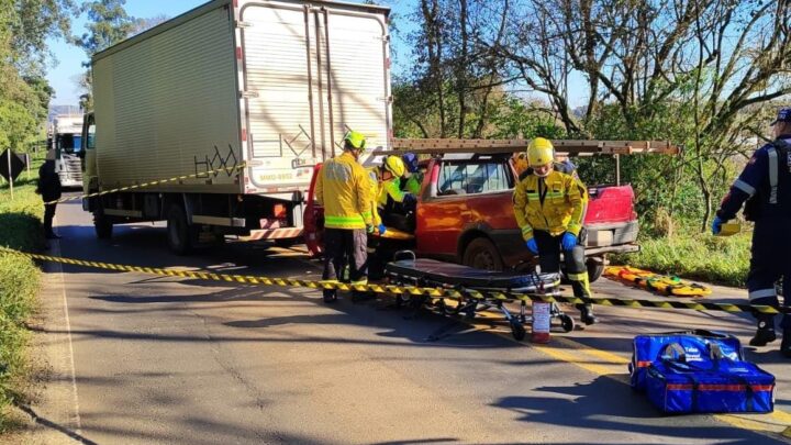 Família fica ferida após carro bater na traseira de caminhão na SC-283 em Chapecó