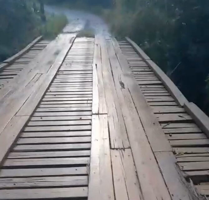 Mulher fica ferida após cair de ponte com motocicleta em Seara Mulher fica ferida após cair de ponte com motocicleta em Seara