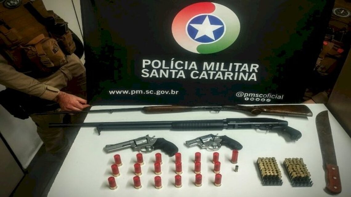 Quatro armas de fogo são apreendidas após confusão generalizada em Xanxerê Quatro armas de fogo são apreendidas após confusão generalizada em Xanxerê