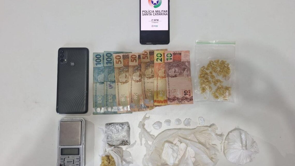 Mulher é presa com drogas escondidas dentro de casa em Chapecó Mulher é presa com drogas escondidas dentro de casa em Chapecó