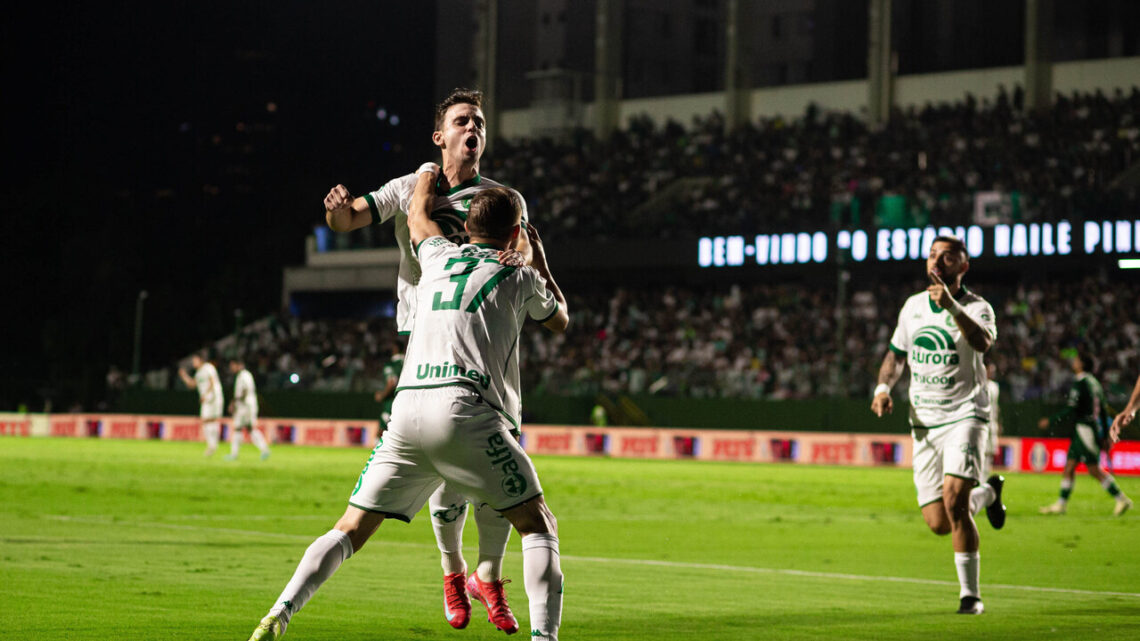 Chapecoense vence o Goiás na Serrinha e retorna ao G4 da Série B Chapecoense vence o Goiás na Serrinha e retorna ao G4 da Série B