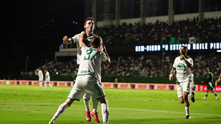 Chapecoense vence o Goiás na Serrinha e retorna ao G4 da Série B