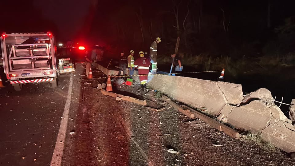 Andarilho morre ao ser atingido por vigas de concreto após caminhão tombar na BR-376 no Paraná Andarilho morre ao ser atingido por vigas de concreto após caminhão tombar na BR-376 no Paraná