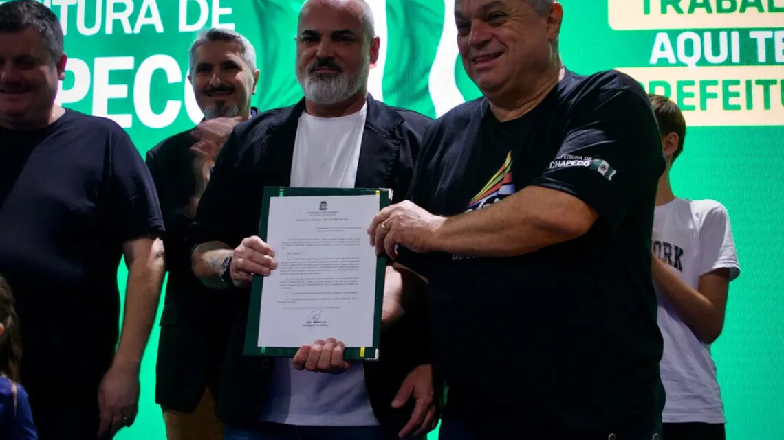 Prefeitura de Chapecó inova na Saúde e entrega aparelhos digitais de controle da glicemia para crianças Prefeitura de Chapecó inova na Saúde e entrega aparelhos digitais de controle da glicemia para crianças