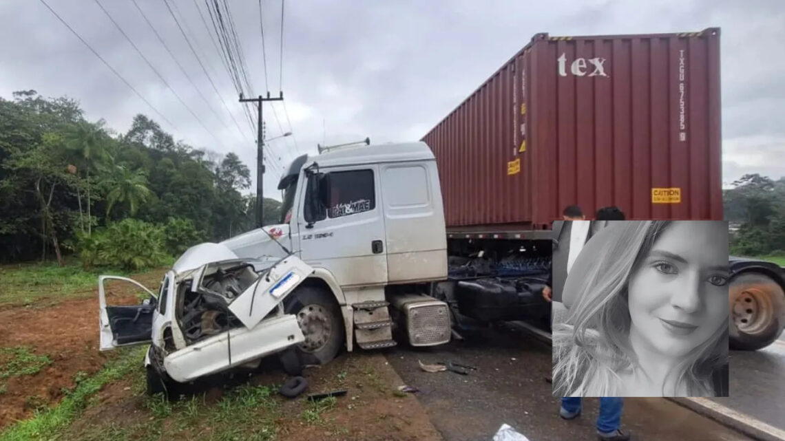 Mulher morre após invadir contramão e colidir contra caminhão na SC-110
