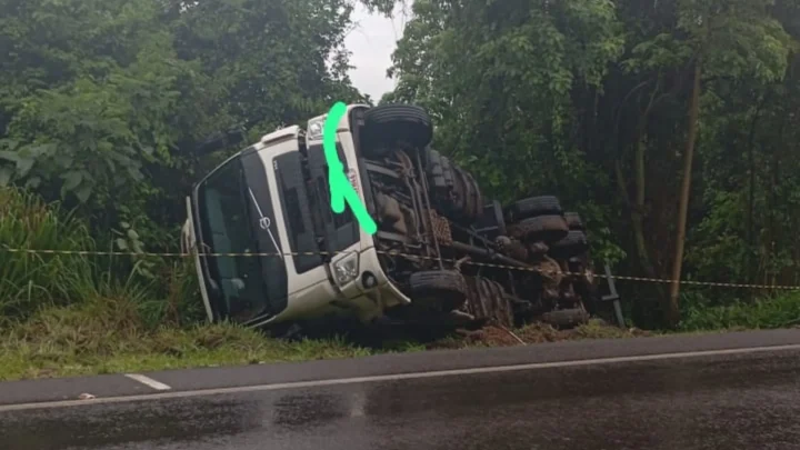 Caminhão tomba na SC-157 e motorista fica ferido