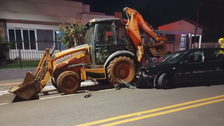 Carro colide em retroescavadeira parada e condutor fica ferido em SC