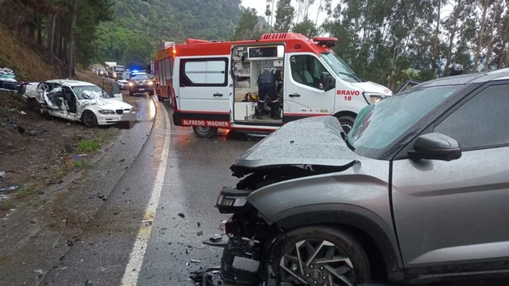 Colisão entre carros na BR-282 em Alfredo Wagner deixa três feridos