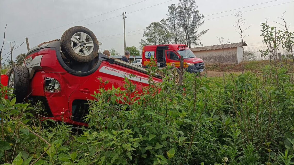 Condutora em choque é resgatada após capotar carro no Oeste de SC