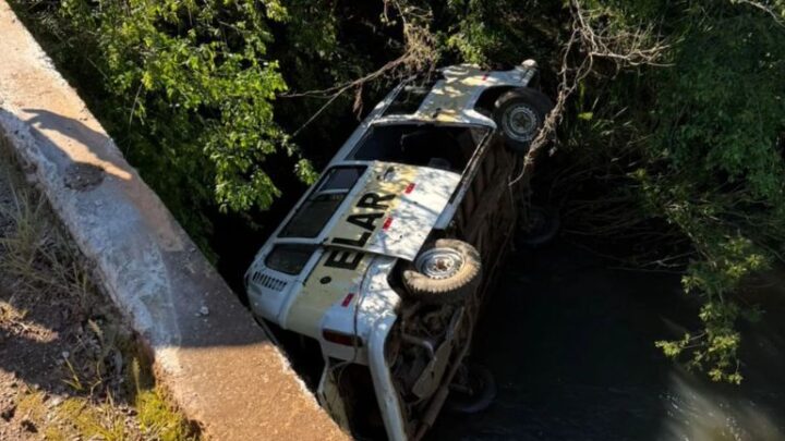 Kombi com alunos de SC capota e cai dentro de rio; veja imagens