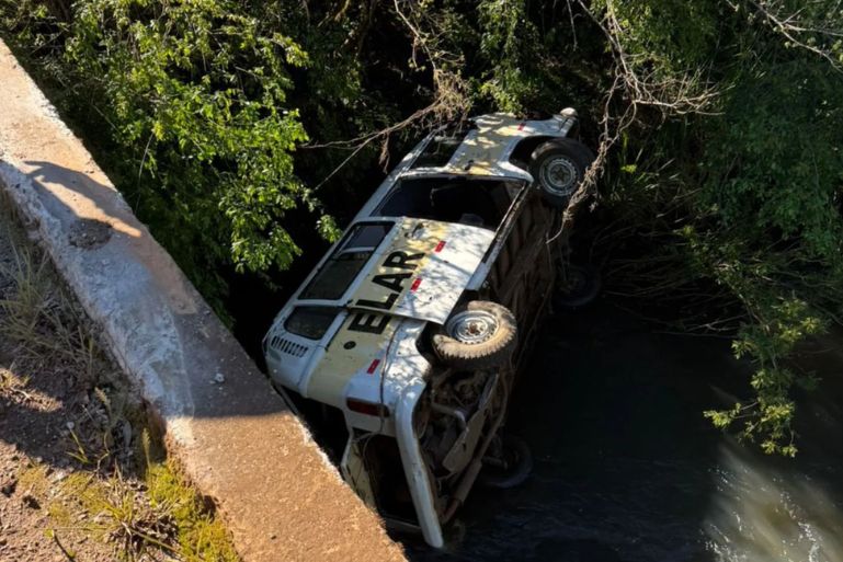 Kombi com alunos de SC capota e cai dentro de rio; veja imagens Kombi com alunos de SC capota e cai dentro de rio; veja imagens