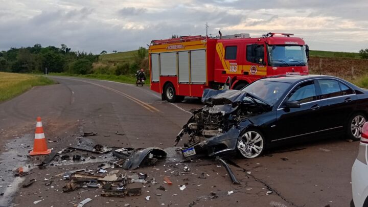 Colisão entre carro e caminhonete deixa três pessoas feridas em Descanso