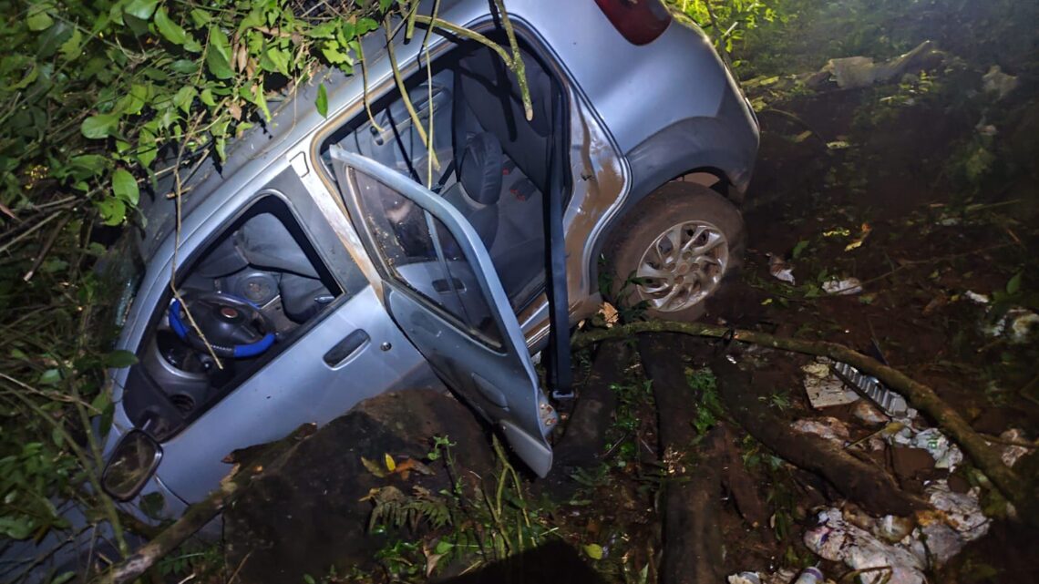 Idoso de 81 anos sobrevive após queda de veículo em ribanceira em Quilombo Idoso de 81 anos sobrevive após queda de veículo em ribanceira em Quilombo